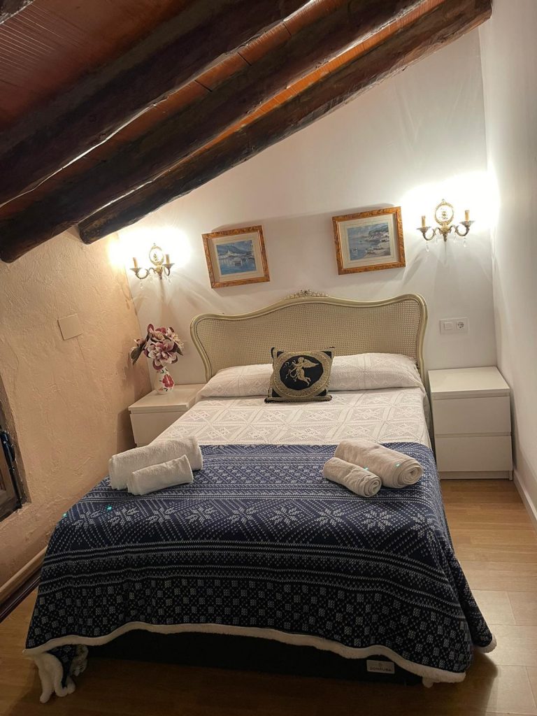 Habitación con cama doble en el Ático