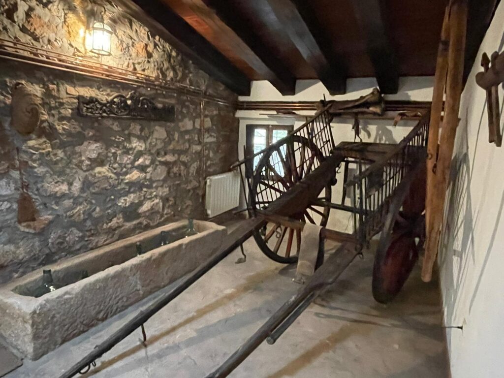 Habitación del establo con un carro