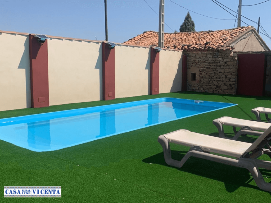 Zona exterior con piscina y hamacas