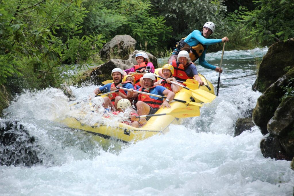 Grupo de personas haciendo Rafting