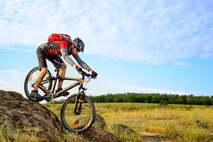 Ciclista en la montaña