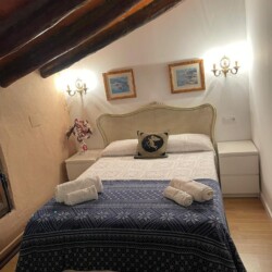 Habitación con cama doble en el Ático