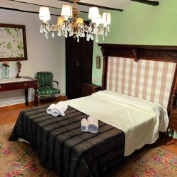 Habitación de la fonda con una cama doble