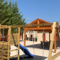 Parque infantil, porche y zona de barbacoa