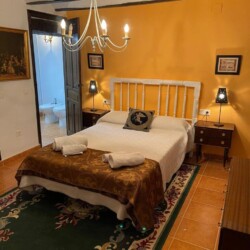 Habitación de la fonda con una cama de matrimonio