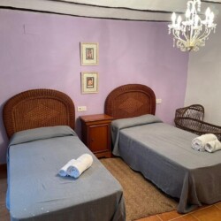 Habitación de la fonda con dos camas individuales