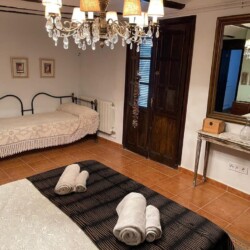 Habitación de la fonda con una cama doble y una individual
